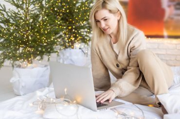 blog woman sending international money transfers at christmas